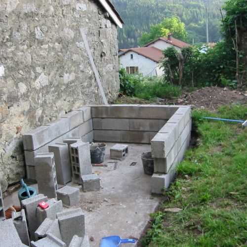 Le four doit reposer sur une dalle solide, plane et stable. Vous pouvez vous contenter de couler des fondations pour faire reposer les murs de parpaings que nous allons monter.