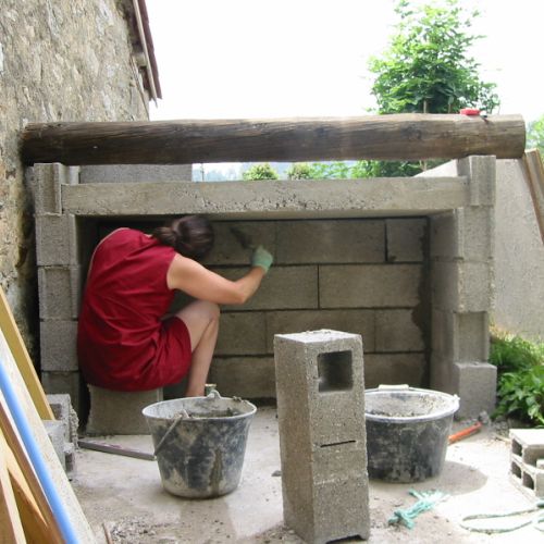 Après avoir coulé la dalle de sol nous fermons la parie basse à l'aide de parpaings.