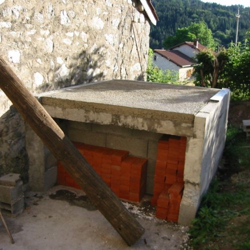 Une dalle de 8 cm est coulée par-dessus la première dalle. Elle est composée d'un mortier réfracyaire (2/3 de sabble et 1/3 de ciment réfractaire). Elle n'est pas armée.