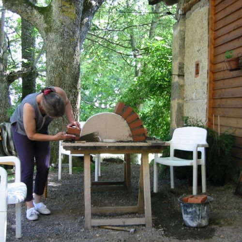 On utilise deux demi-cercles d'agloméré ou de contreplaqué pour donner une forme régulière à l'arche d'entrée du four.