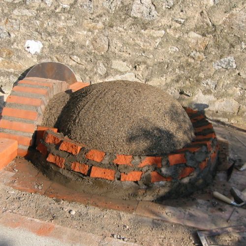 On monte la paroi du four avec soin.