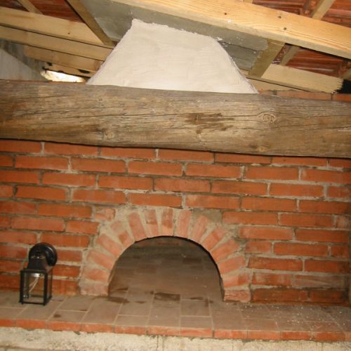 Vue de la hotte et du conduit de fumées par l'avant.